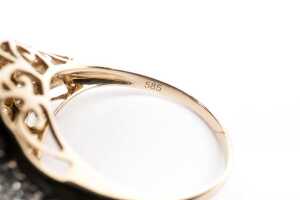 A black and white diamond ring in 14 carat yellow gold - 5