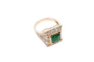 An emerald and diamond ring in 14 carat yellow gold - 2