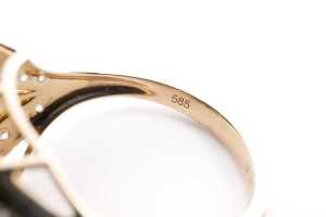 An emerald and diamond ring in 14 carat yellow gold - 5