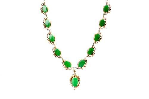 A vintage jade necklace in 14 carat yellow gold