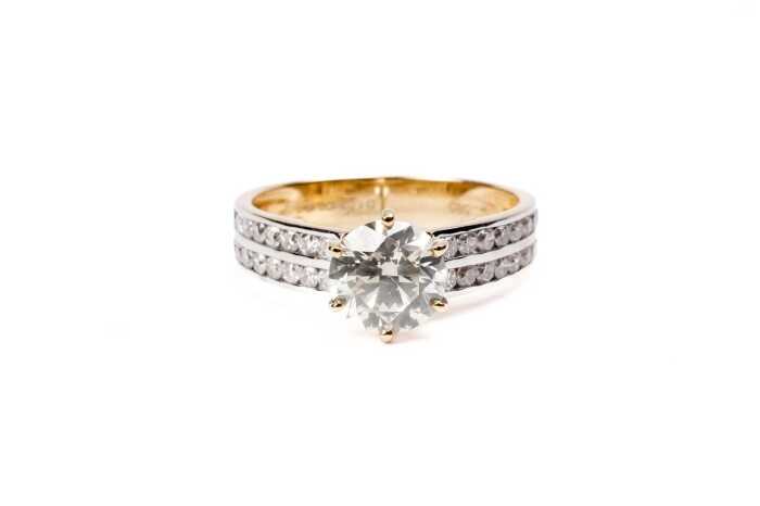 A diamond ring in 14 carat yellow gold