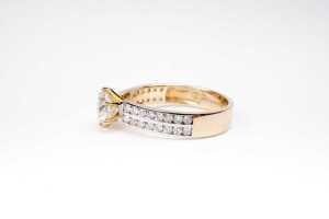 A diamond ring in 14 carat yellow gold - 3