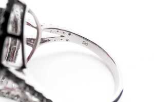 A ruby and diamond halo ring in 14 carat white gold - 4