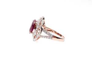 A ruby and diamond ring in 14 carat yellow gold - 4
