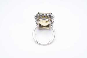 A heliodor and diamond ring in 18 carat white gold - 3