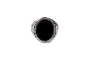 An onyx and diamond signet ring in 14 carat white gold - 2