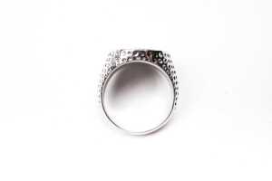 An onyx and diamond signet ring in 14 carat white gold - 4