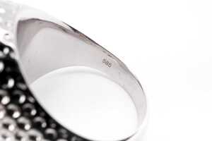An onyx and diamond signet ring in 14 carat white gold - 5