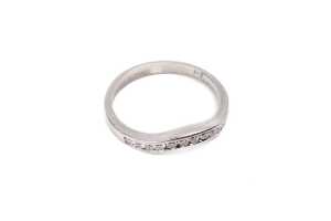 A diamond fitted wedding band in platinum - 2