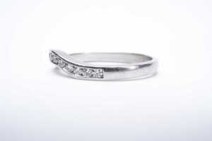 A diamond fitted wedding band in platinum - 3