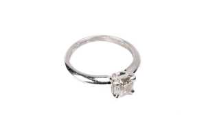 A diamond solitaire ring in platinum - 2