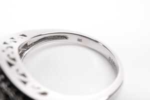 A diamond ring in 14 carat white gold - 5