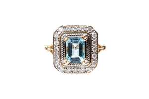 An aquamarine and diamond ring in 14 carat yellow gold