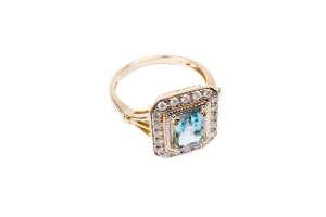 An aquamarine and diamond ring in 14 carat yellow gold - 2