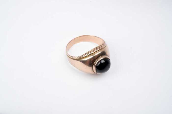 An antique onyx signet ring in 15 carat gold