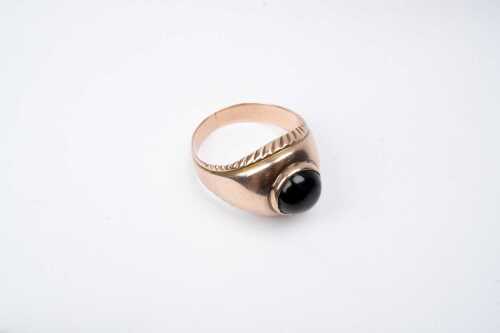 An antique onyx signet ring in 15 carat gold