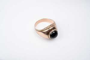 An antique onyx signet ring in 15 carat gold