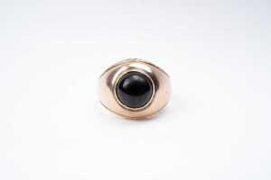 An antique onyx signet ring in 15 carat gold - 2
