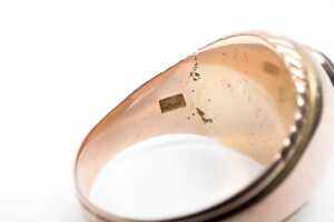 An antique onyx signet ring in 15 carat gold - 5
