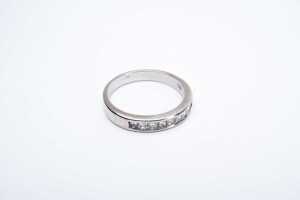 A princess cut diamond band in 18 carat white gold - 2