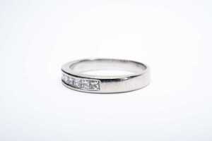 A princess cut diamond band in 18 carat white gold - 3