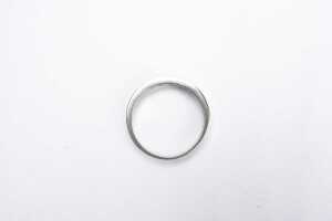 A princess cut diamond band in 18 carat white gold - 4
