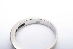 A princess cut diamond band in 18 carat white gold - 5
