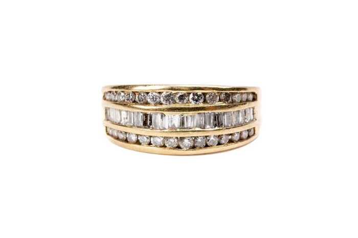 A diamond ring in 18 carat yellow gold