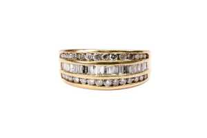 A diamond ring in 18 carat yellow gold