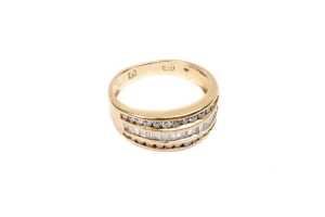 A diamond ring in 18 carat yellow gold - 2