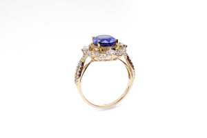 A tanzanite and diamond ring in 14 carat yellow gold - 2
