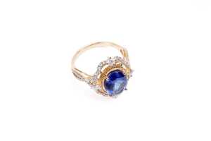 A tanzanite and diamond ring in 14 carat yellow gold - 3