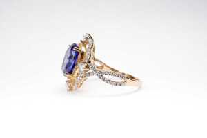 A tanzanite and diamond ring in 14 carat yellow gold - 4