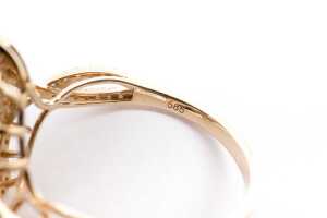 A tanzanite and diamond ring in 14 carat yellow gold - 5