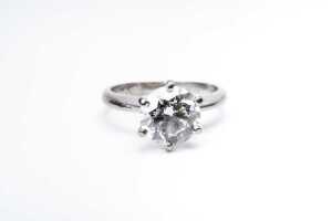 A diamond ring 18 carat white gold