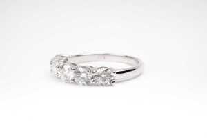 A diamond eternity ring in 14 carat white gold - 3