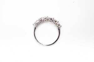 A diamond eternity ring in 14 carat white gold - 4