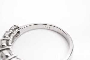 A diamond eternity ring in 14 carat white gold - 5
