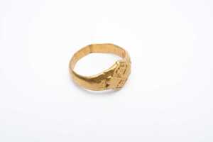A carved signet ring in 24 carat yellow gold - 2