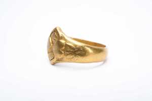 A carved signet ring in 24 carat yellow gold - 3