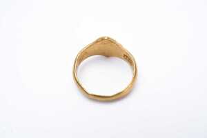 A carved signet ring in 24 carat yellow gold - 4