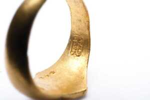 A carved signet ring in 24 carat yellow gold - 5