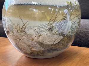 Oriental hand-painted ceramic vase with a duck design - 2