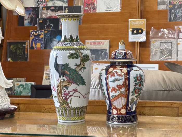 Two oriental style decorative porcelain pieces