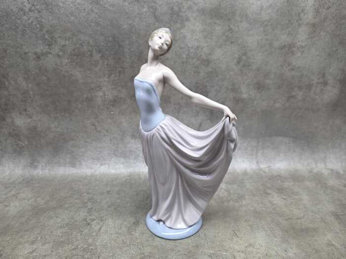 Lladro porcelain lady figure