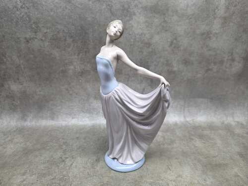 Lladro porcelain lady figure