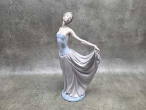 Lladro porcelain lady figure