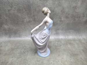 Lladro porcelain lady figure - 2