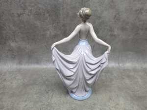 Lladro porcelain lady figure - 3