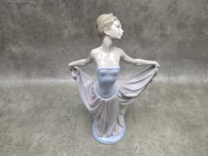 Lladro porcelain lady figure - 4